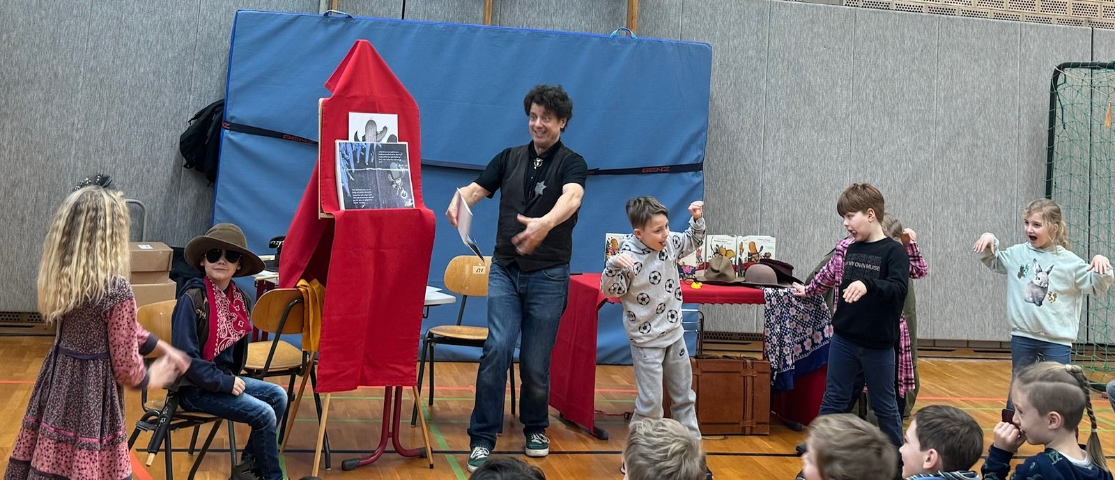 Michael Hain mit seinem Lesetheater vor den Kindern der Felsland Grundschule