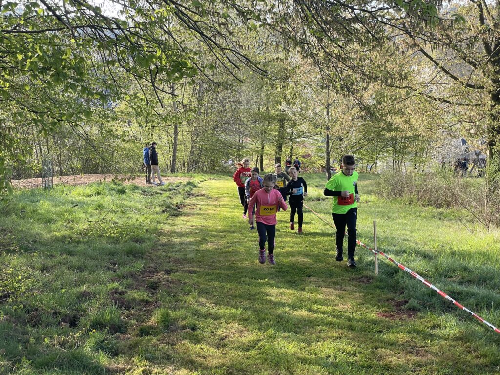 Kinder beim Spendenlauf 2023 auf dem Rundkurs um das Schulgelände
