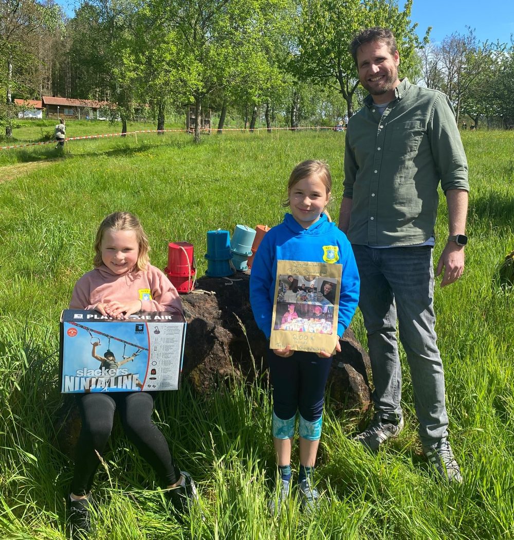 Fiona und Zola Steiner bei der Spendenübergabe