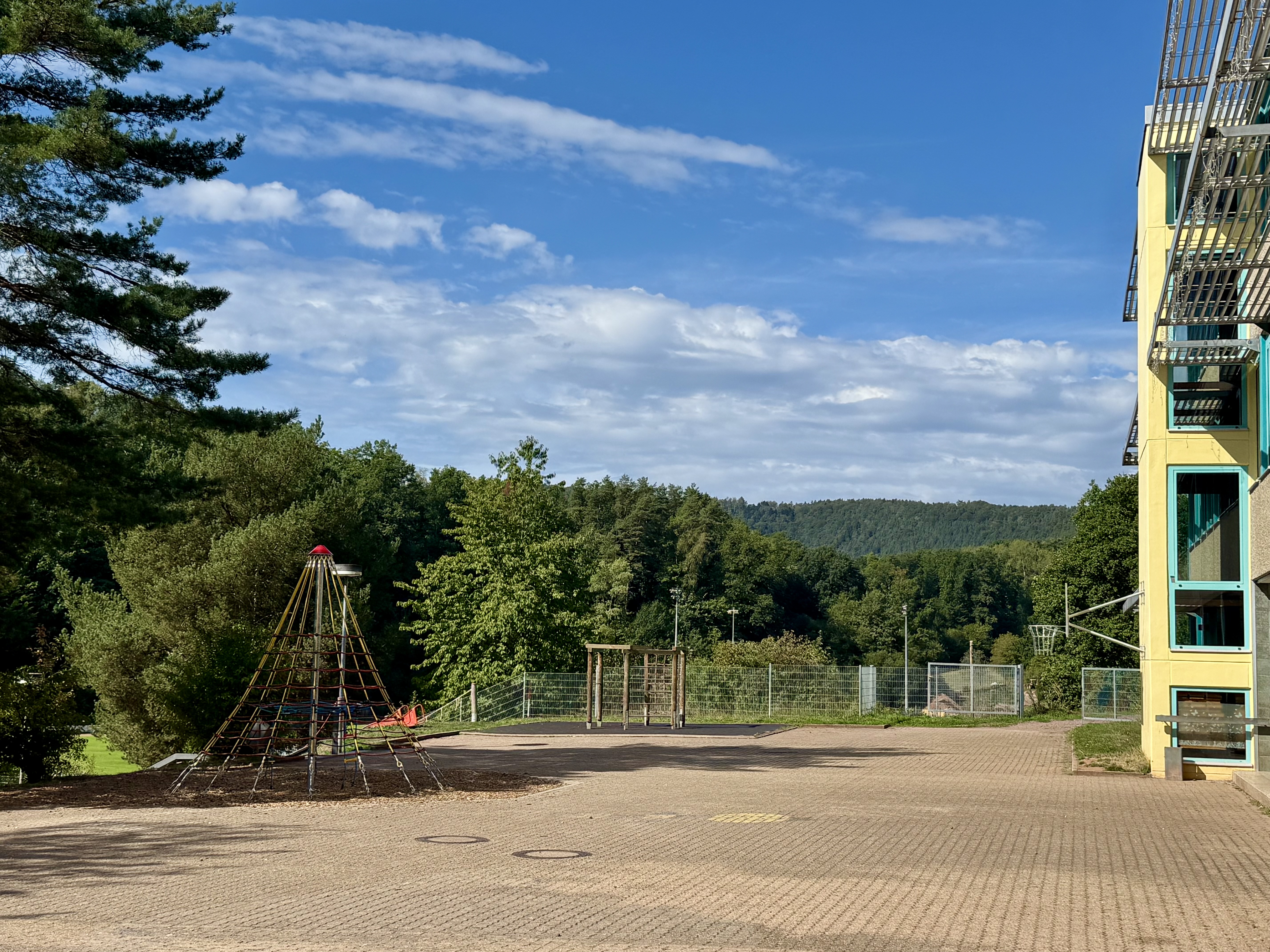 Schulhof mit Kletterpyramide