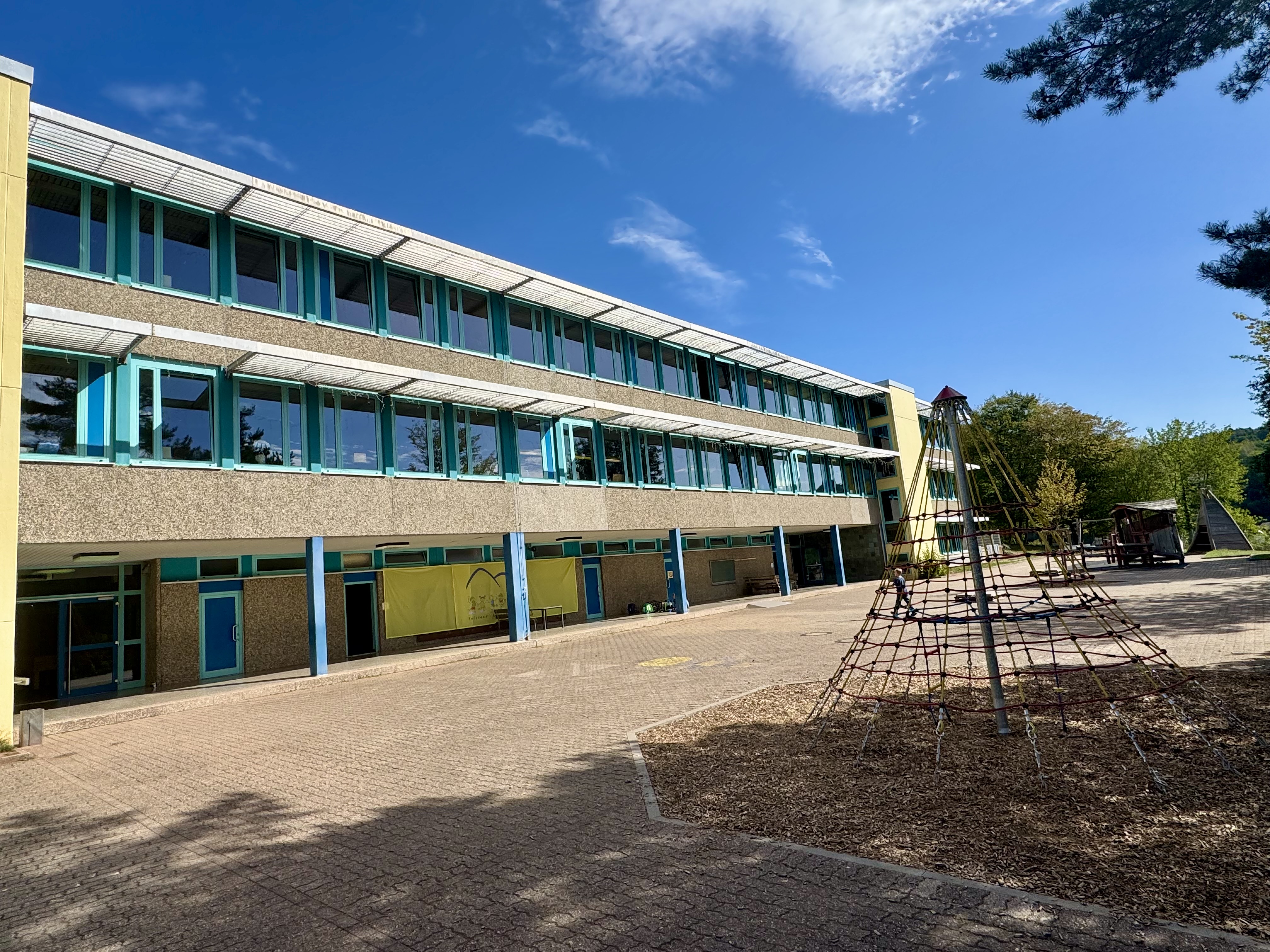 Pausenhof mit Kletterpyramide